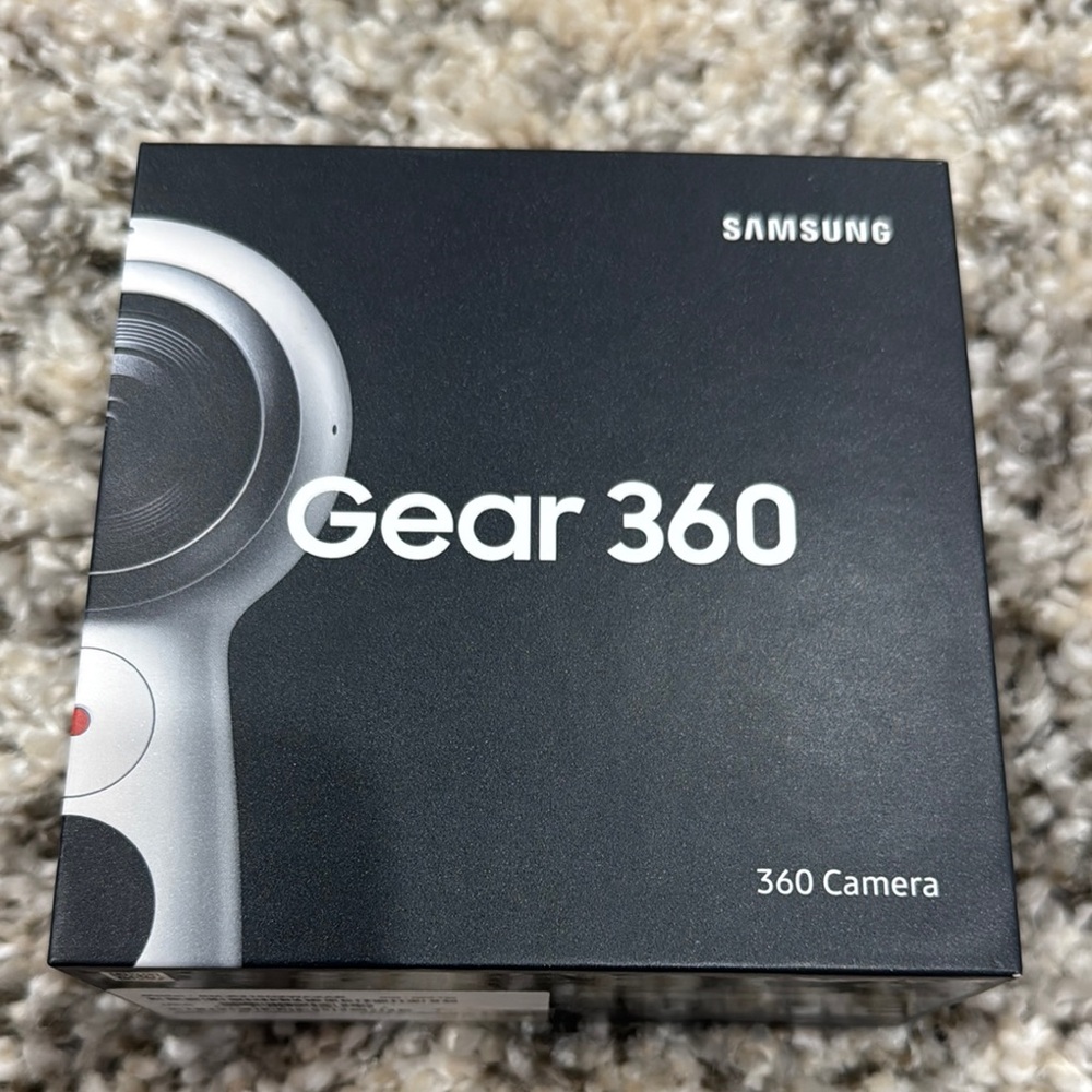 Samsung Gear 360 in Black and White